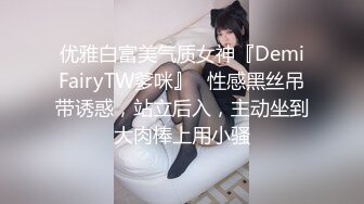 純天然的極品爆乳少婦，這大奶子真誘人怎麽玩都行啊，聽狼友指揮展示揉奶玩逼自慰呻吟，掰開逼逼尿尿給你看