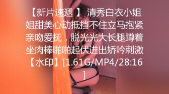 农家媳妇又来新人，全程露脸的两个中年少妇跟大哥激情啪啪，道具玩弄口交大鸡巴，让大哥轮着草内射骚穴真骚