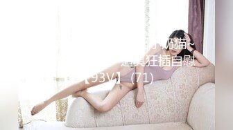 《母子乱伦》把妈妈前面身体按进车里⭐屁股撅在外面就在大马路边上直接插进去⭐好爽啊