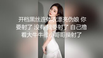 美美的白嫩肌肤的妹子和男友开车摸奶子内裤都没穿还是无毛小逼